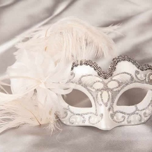 White baby piuma small masquerade mask with feathers