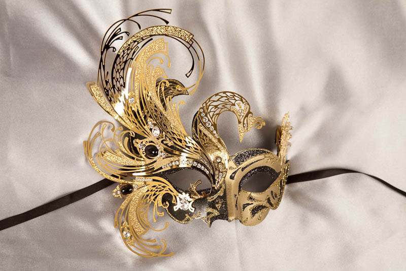 Exquisite Venetian mask in black and gold