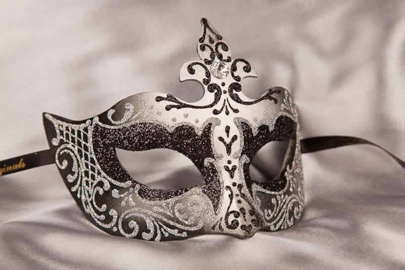 Farfallina masquerade mask in silver and black