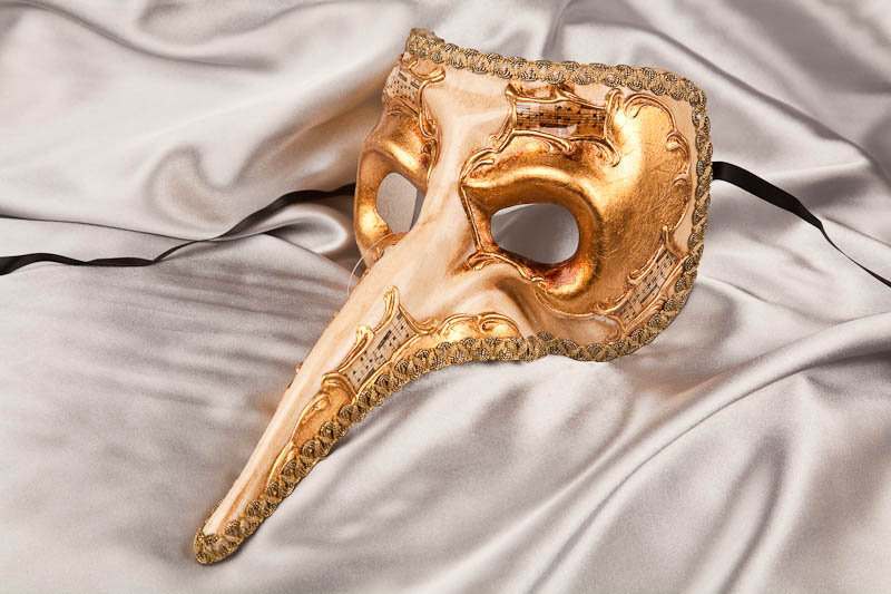 Big nose Venetian mask in gold