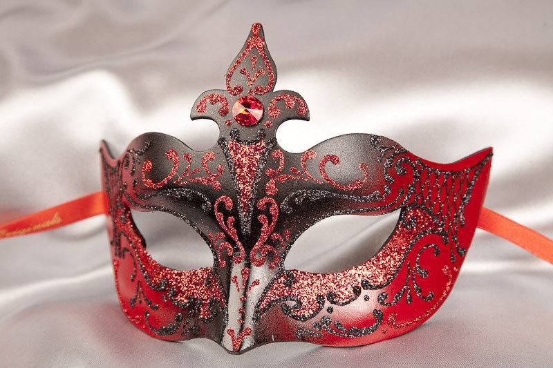 Farfallina masquerade mask in black and red