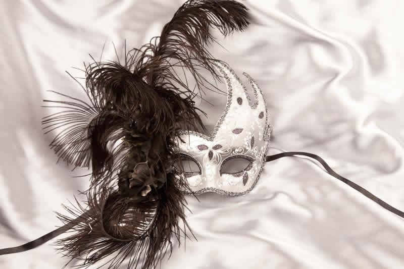 Luxury feathered masquerade mask for women - black