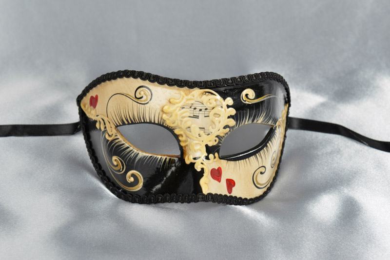 Colombina masquerade mask with heart decoration in black