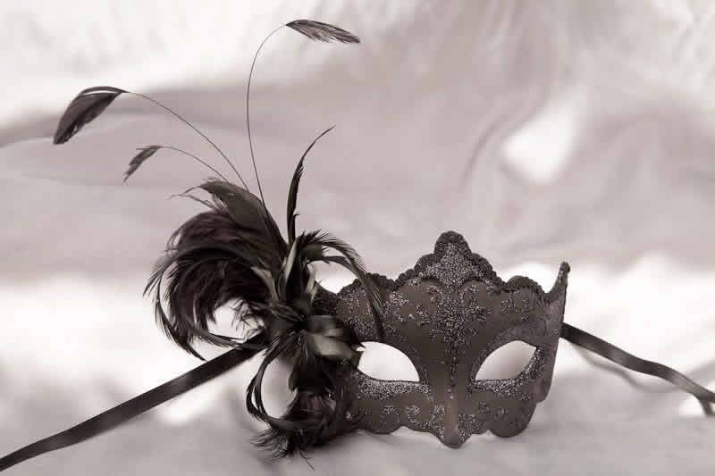 side feather masquerade mask in black