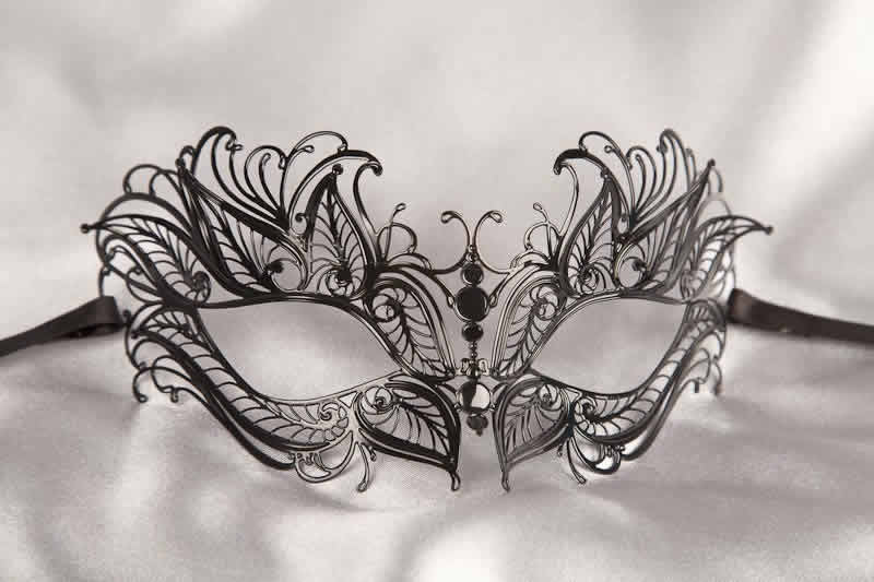 filigree metal lace mask in black