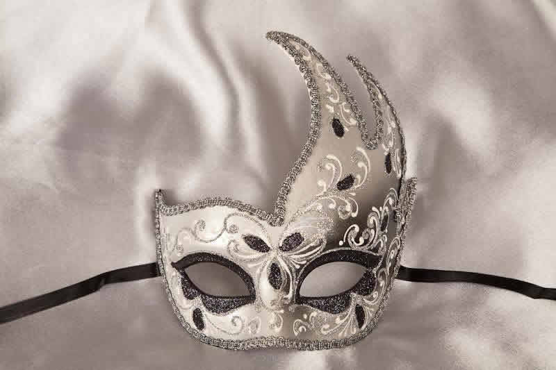 Black swan carnival mask