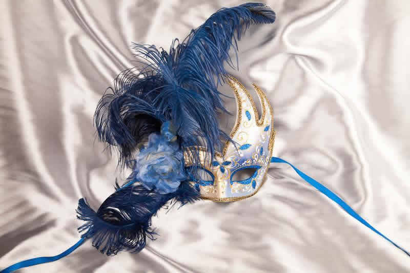 Luxury feathered masquerade mask for women - blue