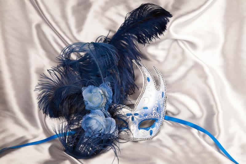 Luxury feathered masquerade mask for women - blue