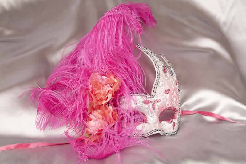 Luxury feathered masquerade mask for women - bright pink