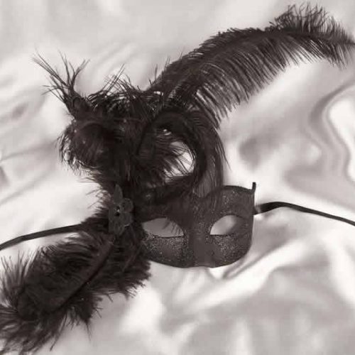 Sweetheart side feather masquerade ball mask in black