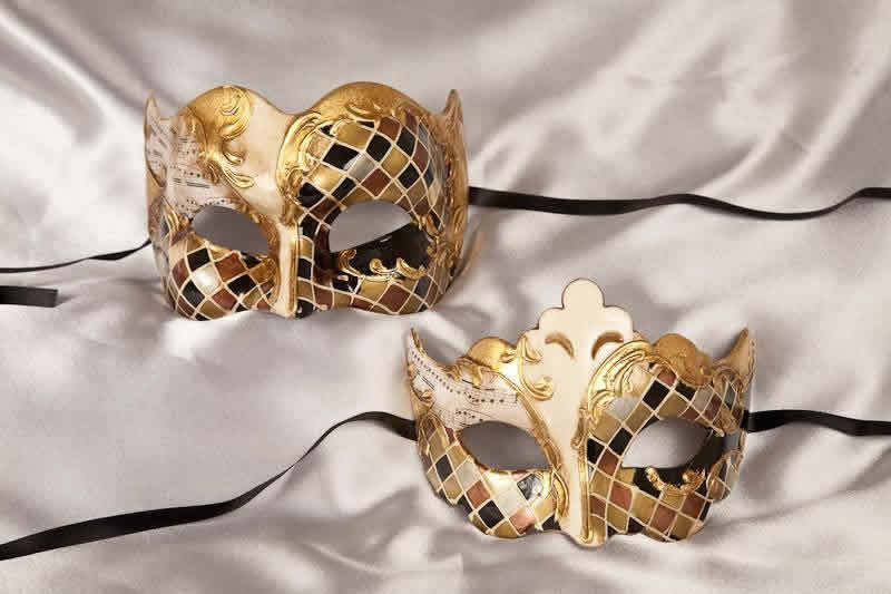 Couples masks in gold