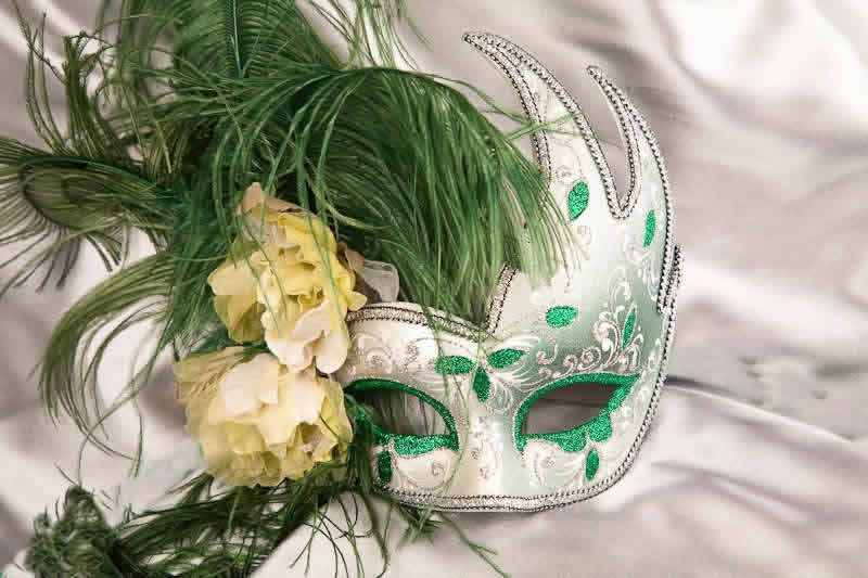 Luxury feathered mask for women - green