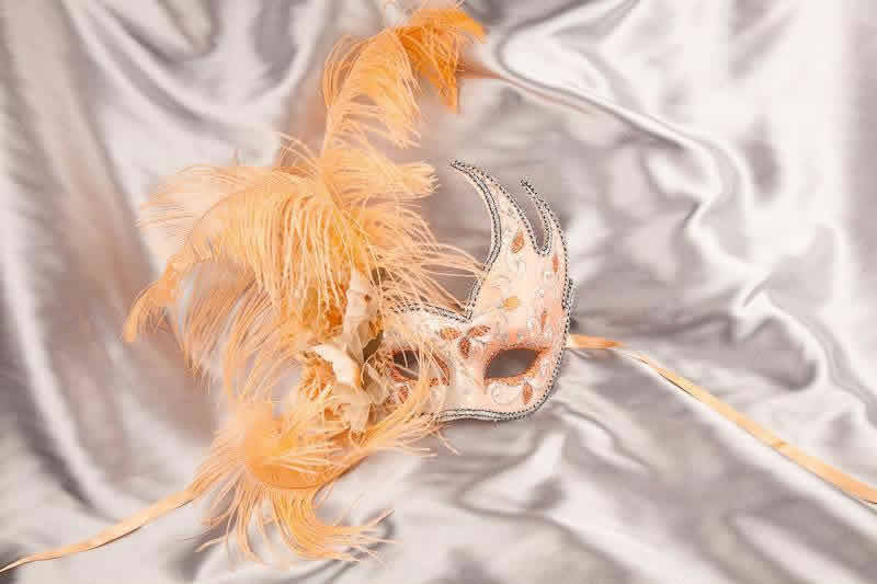 Luxury feathered masquerade mask for women - peach