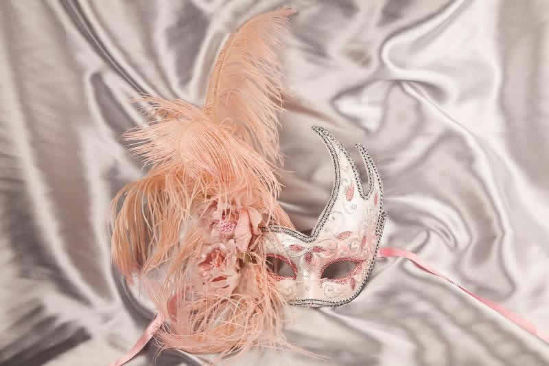 Luxury feathered masquerade mask for women - pink