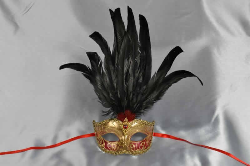 red black feathered mask - Ciuffo