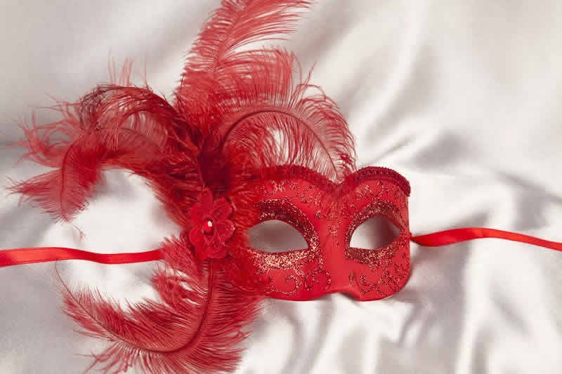 Sweetheart side feather masquerade ball mask in red