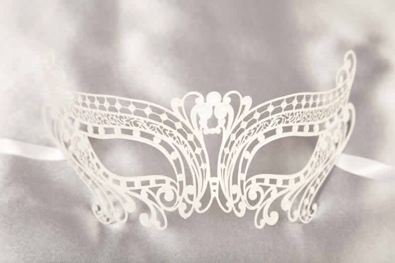 Filigree metal masquerade mask - white Chic