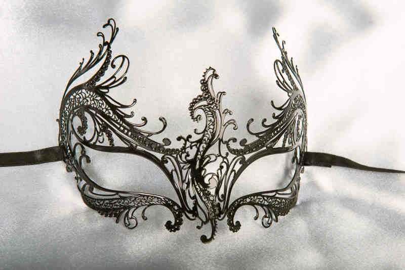 Filigree mask Rugiada