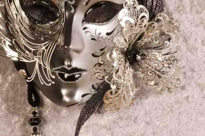 Black Cigna Silver - Luxury Venetian Wall Mask with Swarovski Crystals - Image 3