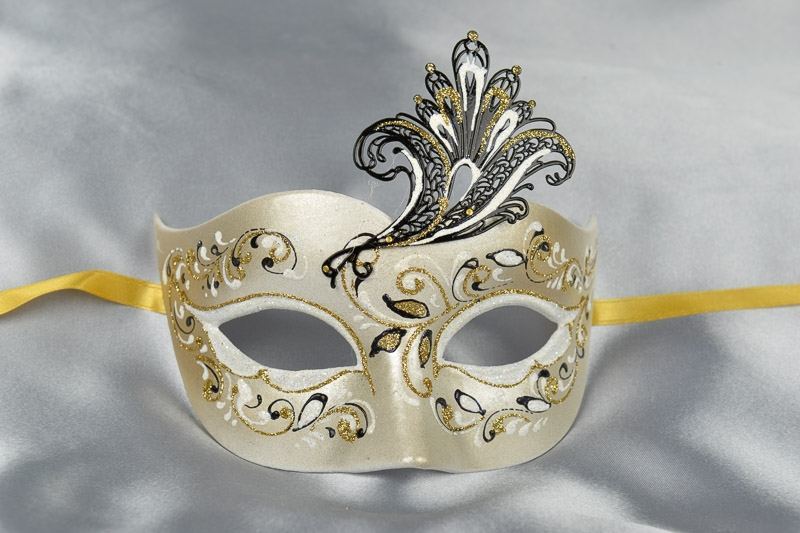 Tagliata Fiore Medio - Sweetheart Shaped Mask with Filigree Wing - Image 5
