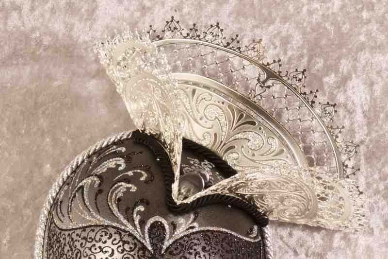 Black Tricornino Silver - Luxury Venetian Wall Mask with Top Hat and Neck Ruffles - Image 2