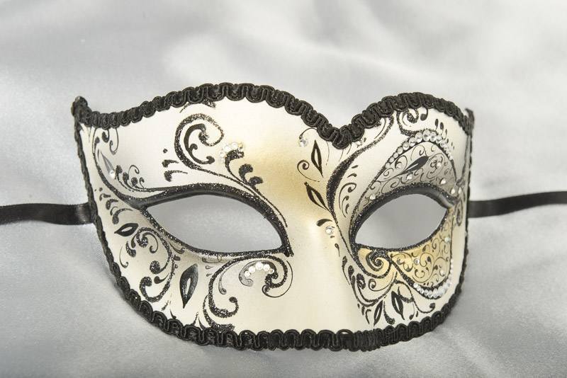 Sweetheart masquerade mask in gold