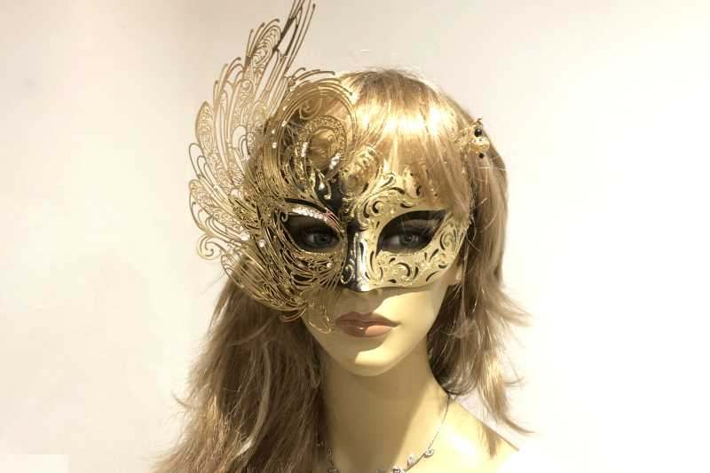 Cignetta Lux masquerade mask in Gold on female face