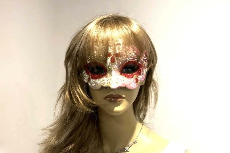 Giglio Fiore Gold masquerade mask on female face