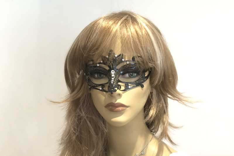 Luxury metal masquerade mask Lotto on female face