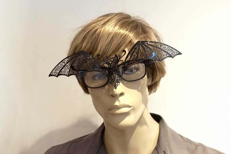 Masquerade masks for glasses Pipistrello attached to male wearing glasses