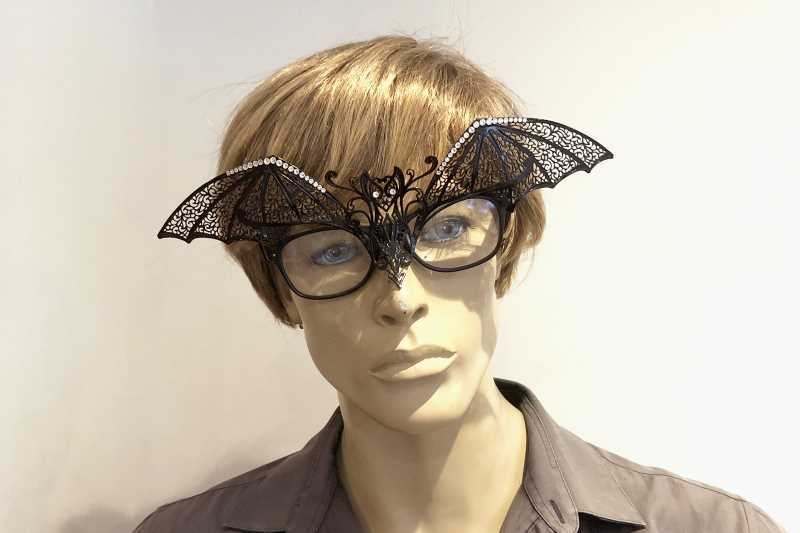 masquerade mask for glasses Pipistrello Strass attached to glasses frames on man
