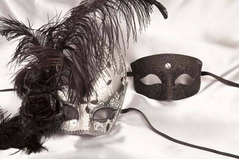 Black complimenting masquerade masks - Cigno Tomboy Silver