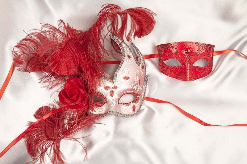 Red complimenting masquerade masks - Cigno Tomboy Silver