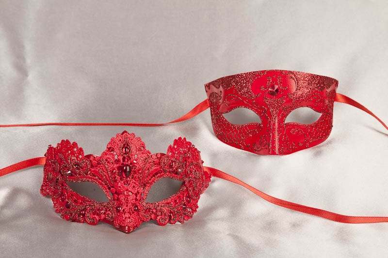 Red Venetian masks for couples - Tomboy Macrame