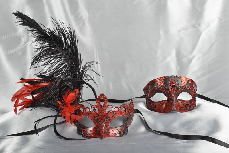 Black and red pair of Venetian masks with feathers - Tomboy Vanity