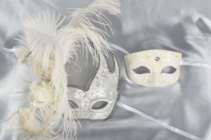White complimenting masquerade masks - Cigno Tomboy Silver