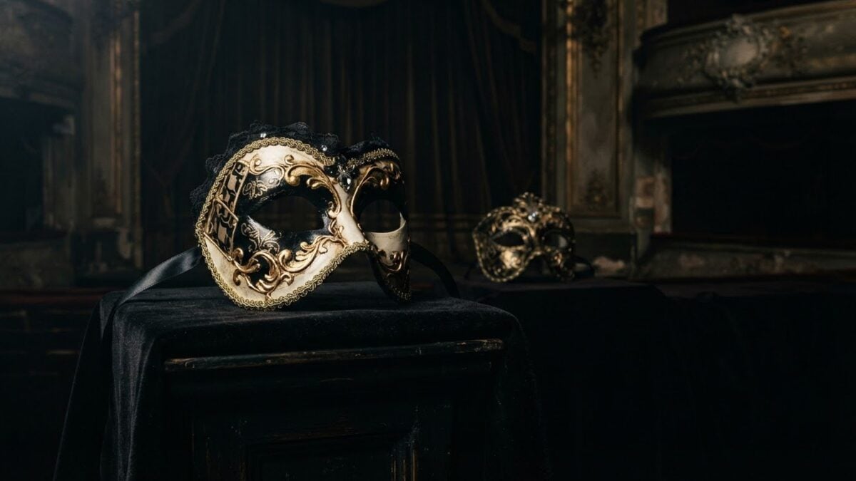 Phantom of the Opera Mask: History, Styles and How to Choose