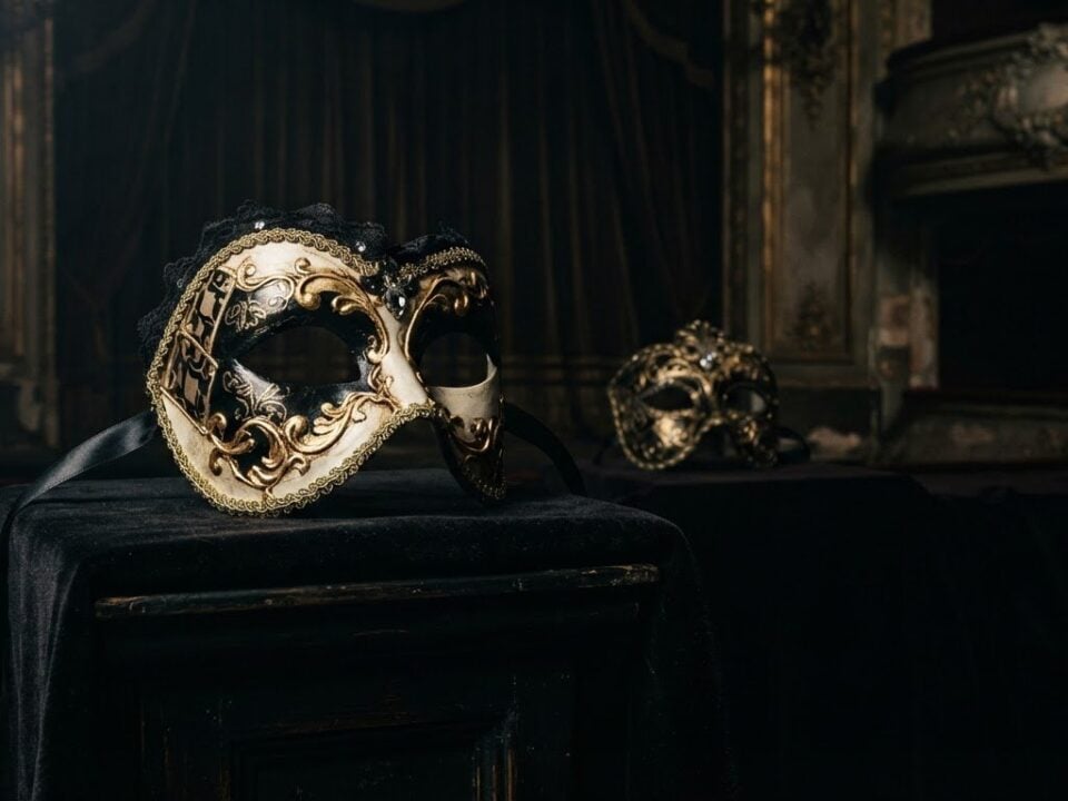 Phantom of the Opera Mask: History, Styles and How to Choose